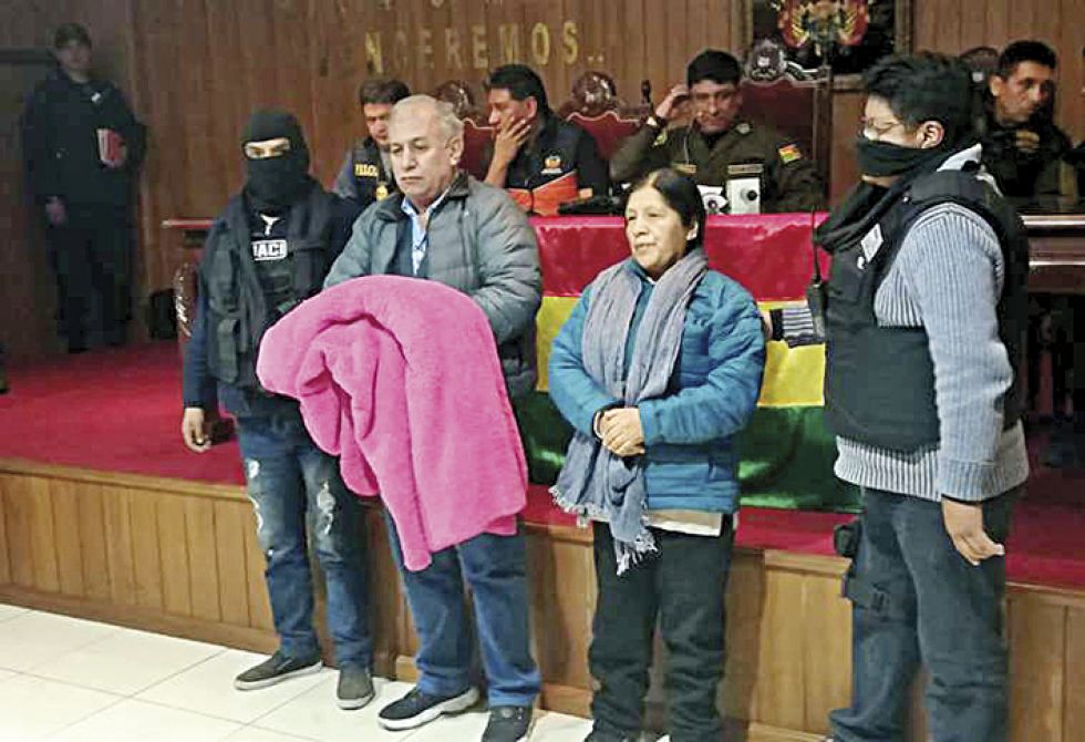 APREHENDIDOS. Costas y Choque, anoche, cuando eran presentados ante la prensa.