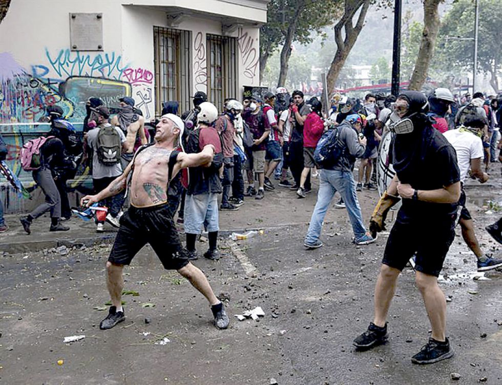 Chile: Detienen a hombre que disparó en protesta
