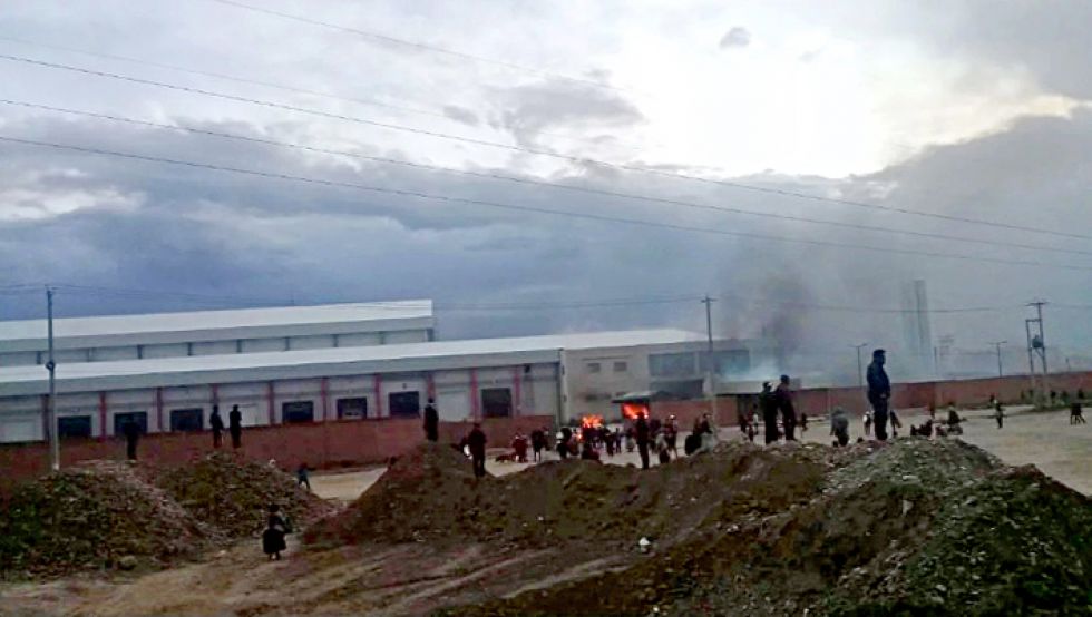 ATAQUE: Vándalos saquean un almacén en El Alto.