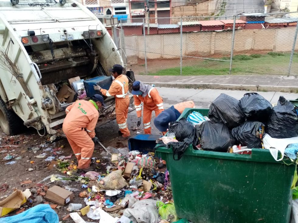 Los trabajadores de EMAS en pleno trabajo.