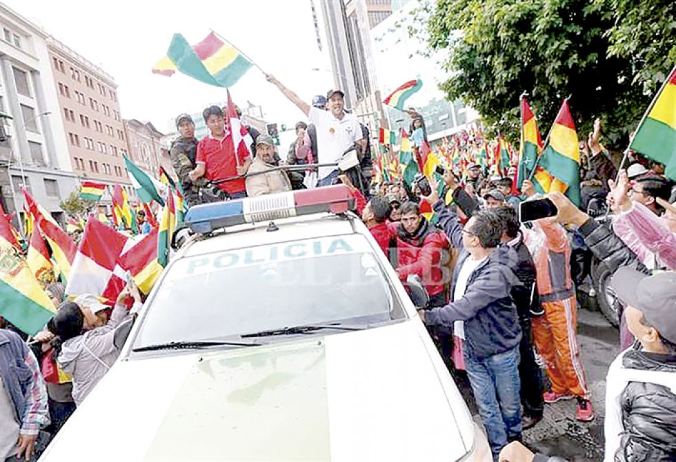 CELEBRACIÓN. Cívicos y políticos opositores salieron a las calles luego de conocer la renuncia del Presidente y Vicepresidente en la ciudad de La Paz.