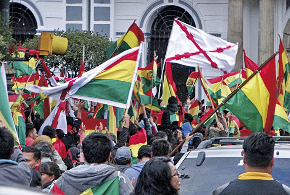 SUCRE. Una multitudinaria concentración de chuquisaqueños, potosinos y ciudadanos del interior celebraron juntos por el alejamiento de Evo Morales.
