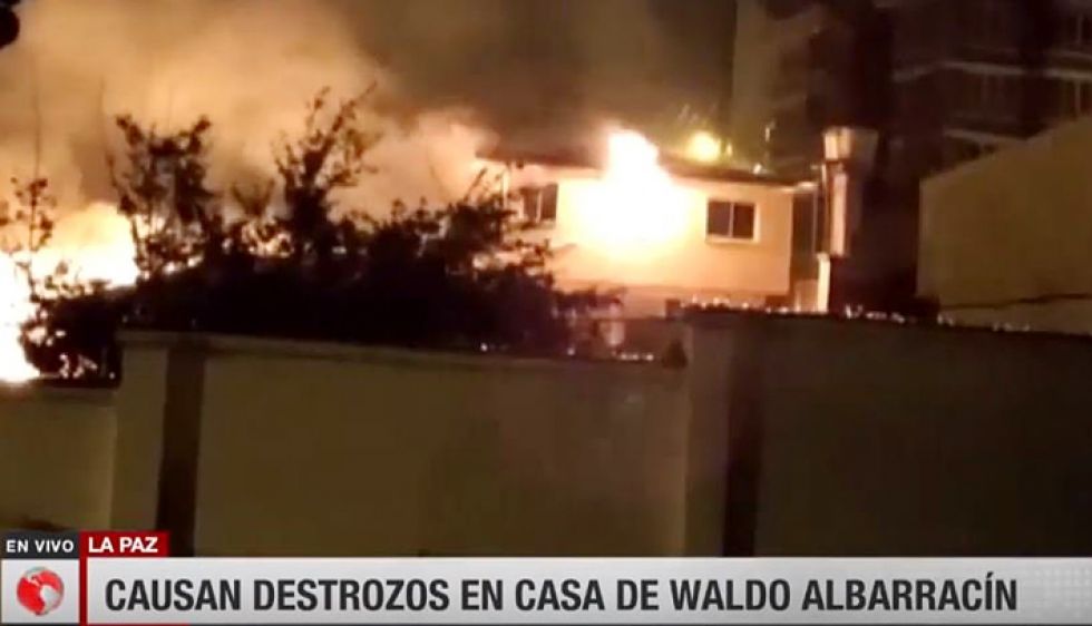 VIOLENCIA: Vista del incendio de la casa de Waldo Albarracín.