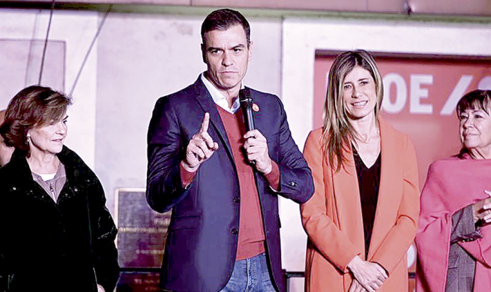 ELECCIÓN. El líder del PSOE, Pedro Sánchez, celebra su primer lugar en los comicios de ayer.