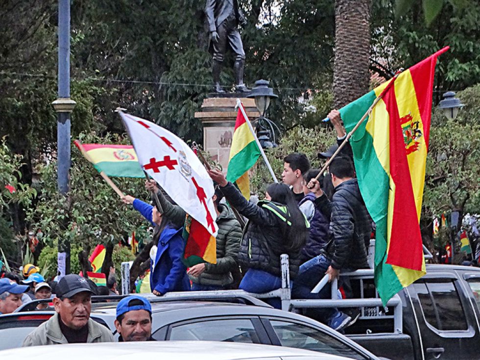 SUCRE. Una multitudinaria concentración de chuquisaqueños, potosinos y ciudadanos del interior celebraron juntos por el alejamiento de Evo Morales.