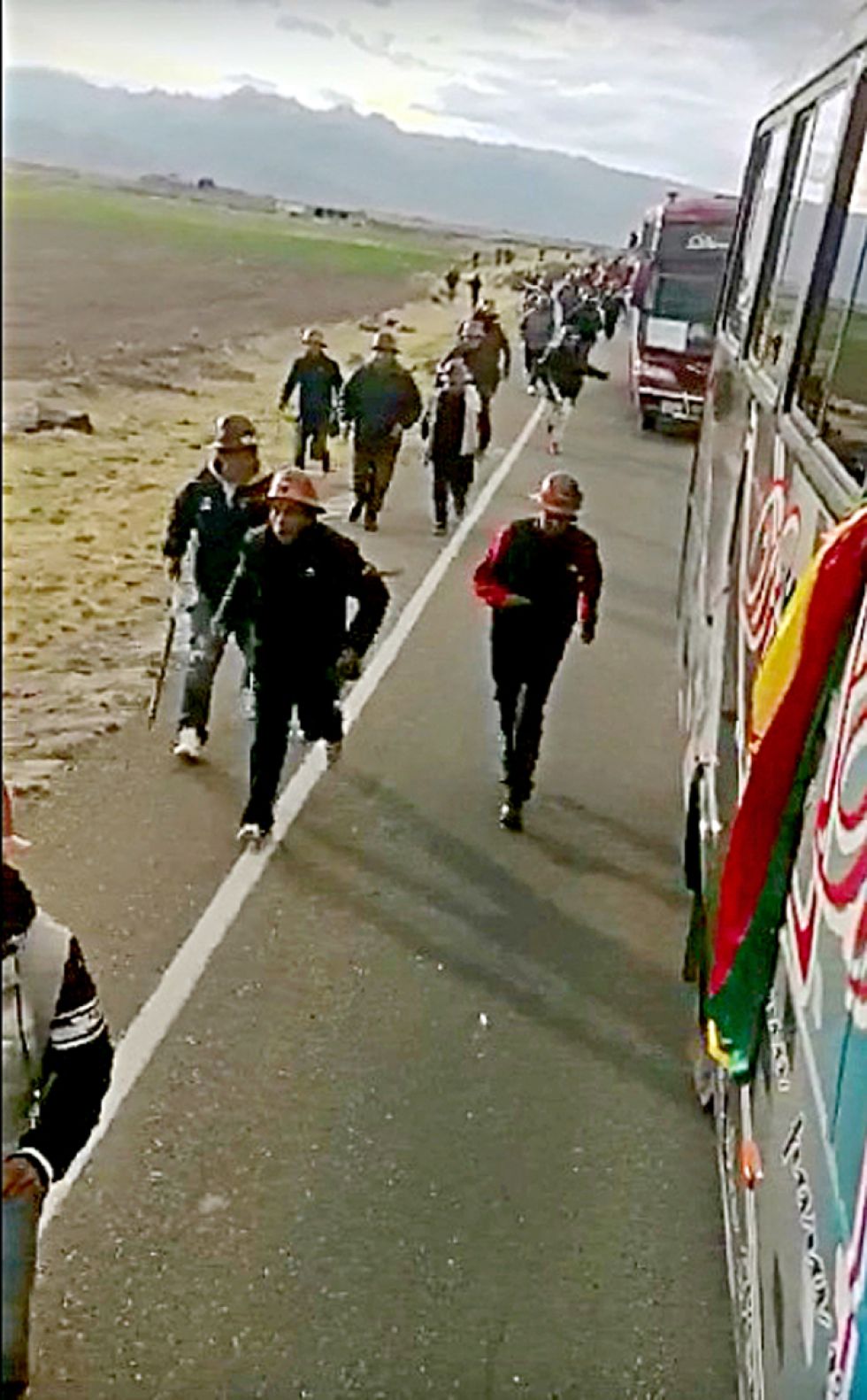 CERCO. Los mineros que viajaban de Potosí a La Paz fueron atacados cerca de Challapata.