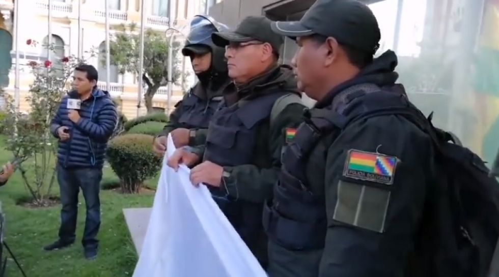 Los efectivos policiales pidieron paz en el país.