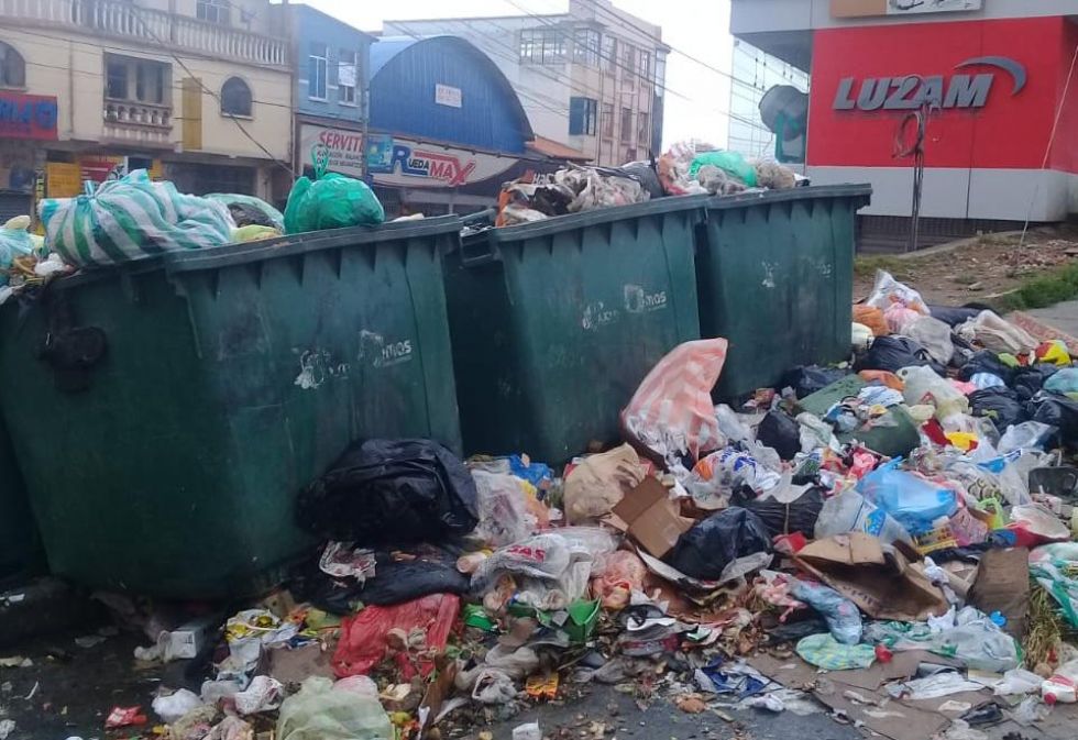 Varios contenedores están repletos.