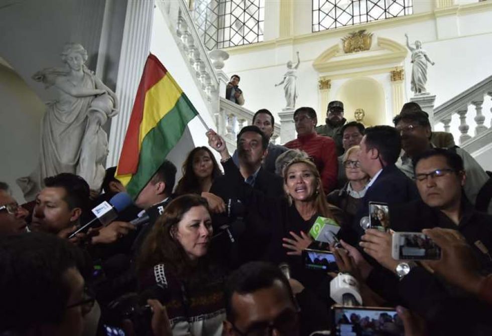 La senadora Jeanine Añez tras llegar a la plaza Murillo.