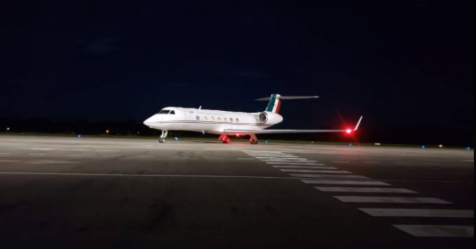 El avión enviado por la Fuerza Aérea Mexicana en el aeropuerto de Chimoré.