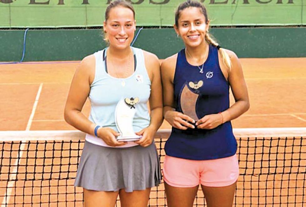 Noelia Zeballos (d) y la española Bouzo, posan con los trofeos de campeonas en Grecia.