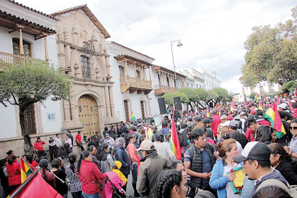 RENUNCIA. Marcha en Sucre convocó a instituciones, organizaciones, sindicatos y federaciones de trabajadores.