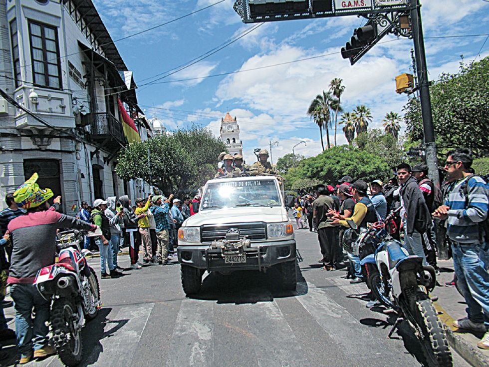 SEGURIDAD. Militares patrullaron en Sucre a bordo de cuatro vehículos que partieron de la plaza 25 de Mayo.