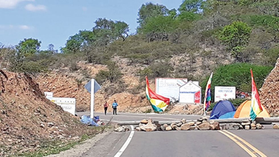 DIAGONAL. Uno de los puntos de bloqueo está ubicado en el cruce hacia Mojocoya y Tomina donde se reporte la muerte de ganado.