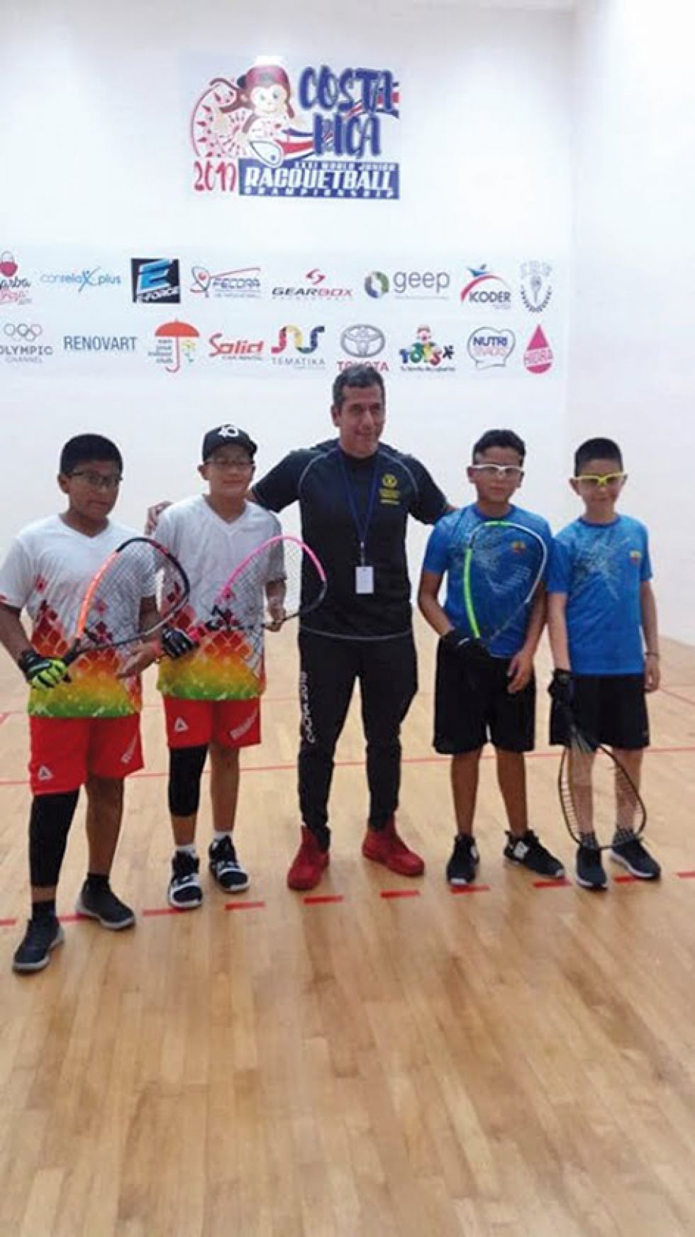 El capitalino Marco Vedia (i) y el cruceño Henry Pol (2i) llegaron hasta las semifinales de la categorías 14 años dobles.