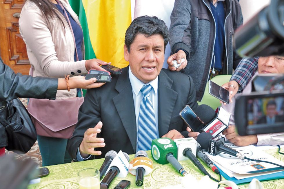 EXALCALDE: Iván Arciénega renunció a su cargo, será relevado por la concejala Rosario López.