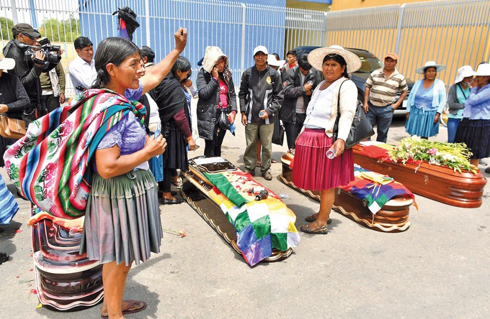 DOLOR. Los fallecidos el viernes fueron velados por familiares y compañeros de las seis federaciones del Trópico de Cochabamba.