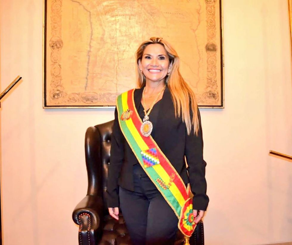 PRESIDENTA. La beniana Jeanine Áñez, después de asumir el poder por sucesión constitucional y colgarse la banda y madalla presidenciales en Palacio Quemado, desde donde decidió gob