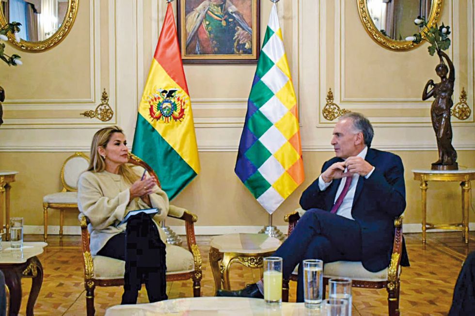 RESTITUCIÓN. La reunión entre el delegado de la ONU, Jean Arnault, y la presidenta Jeanine Áñez, ayer.