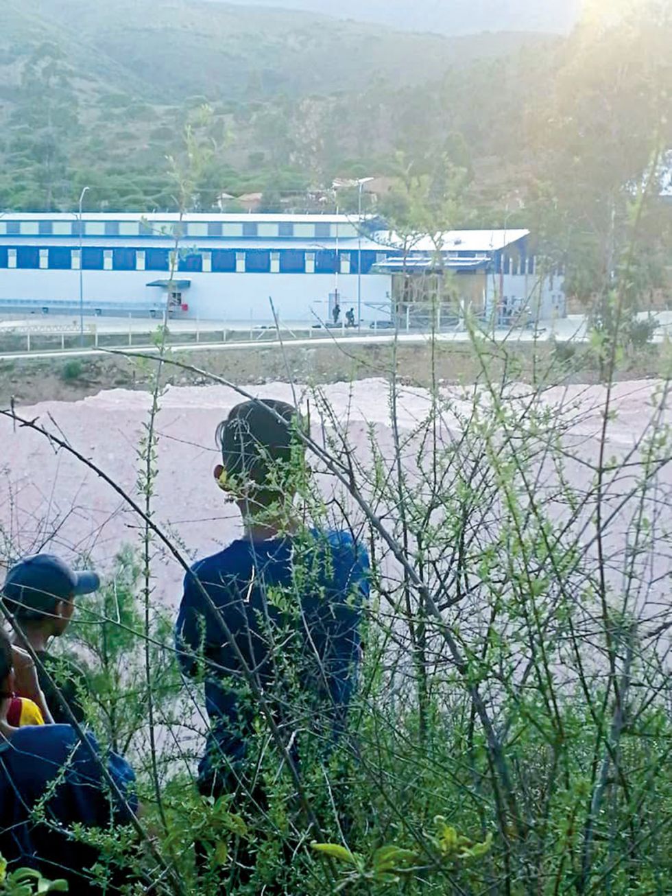 OPERATIVO. Una de las imágenes que lograron captar los pobladores de Zudáñez desde las afueras de la fábrica de envases de vidrio.