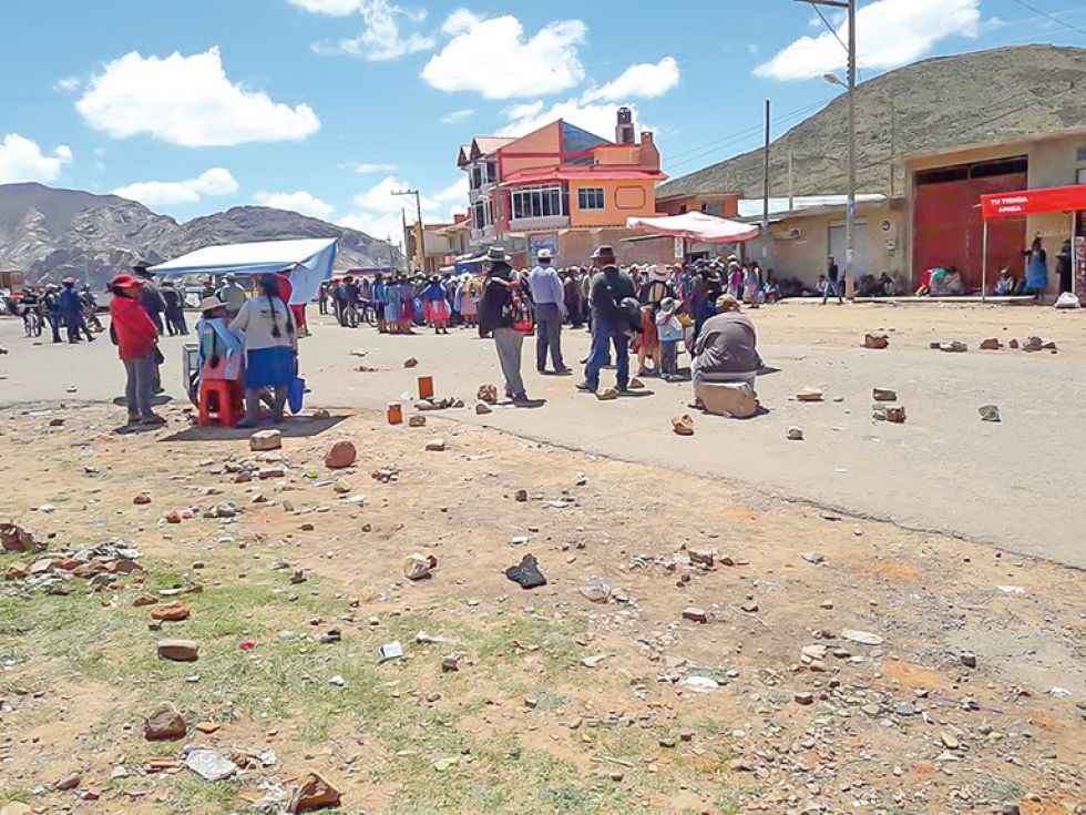 PROTESTA. Bloqueo de la carretera Sucre-Potosí a cargo de los campesinos afines al partido de Evo Morales en la población de Betanzos.