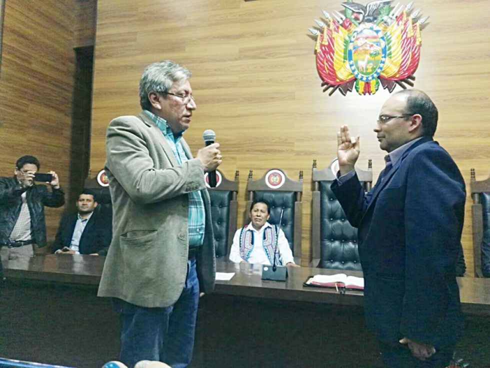 ACTO. El magistrado Paul Franco (d) fue posesionado en el alto cargo por su colega Gonzalo Hurtado en el salón del TCP.