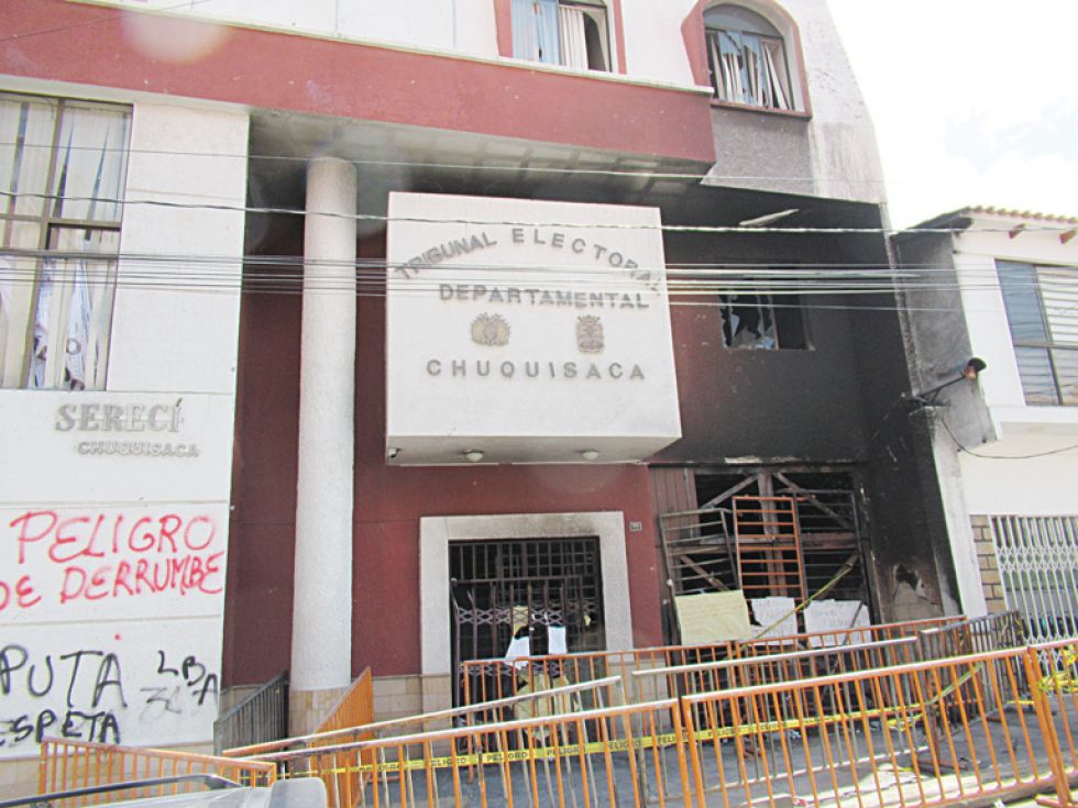INFRAESTRUCTURA. El incendio del Tribunal Departamental Electora (TED) y como está ahora.