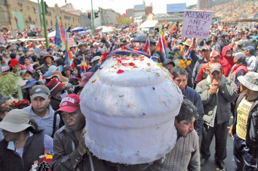 La marcha de vecinos de El Alto que ayer se trasladó hasta la sede del Gobierno en protesta por la muerte de ocho personas en Senkata.