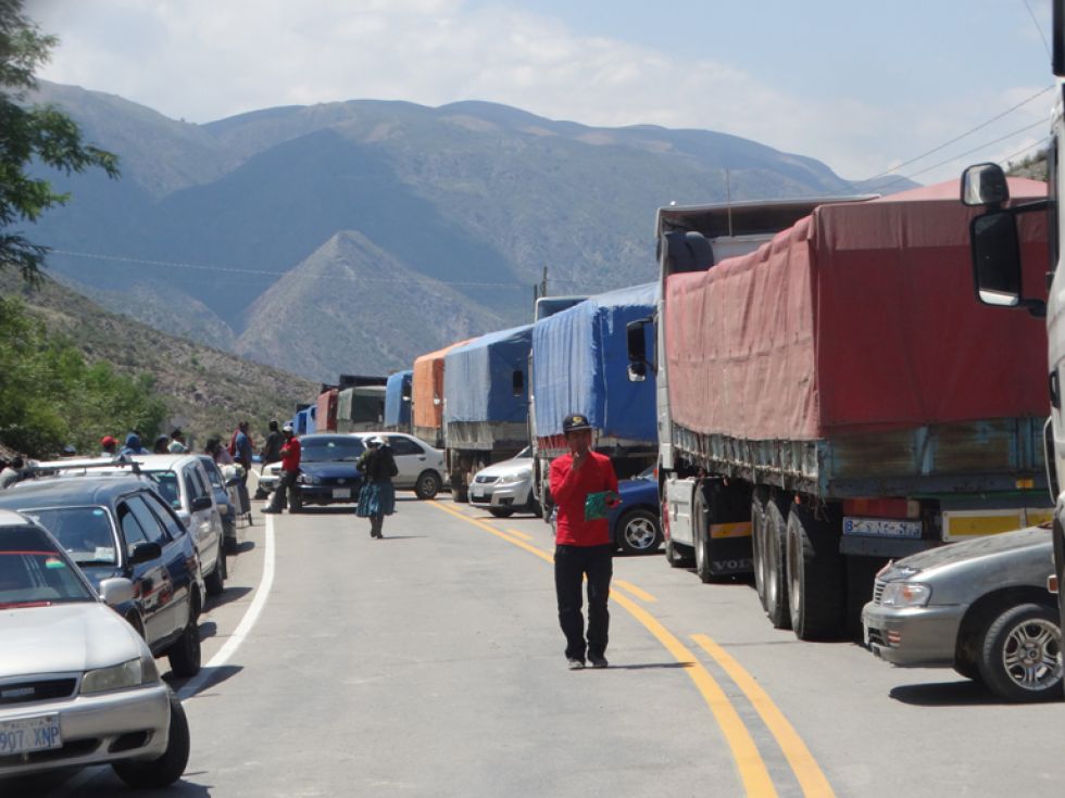 PERJUICIO. Así se veía el bloqueo de la carretera Sucre-Potosí en el sector del Abra de San Miguel el pasado miércoles.