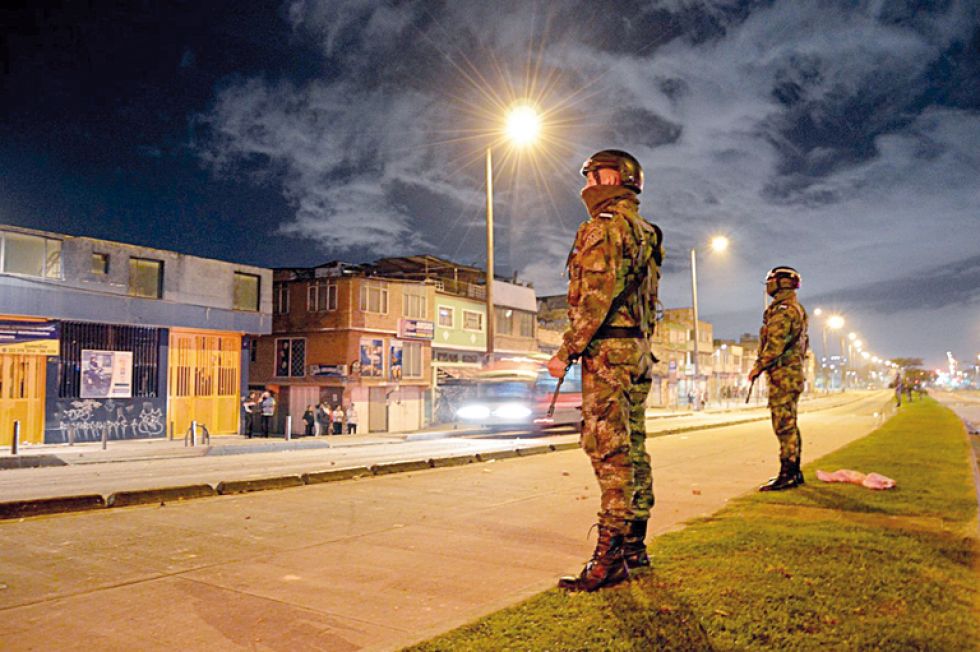 VIOLENCIA. Miembros del ejército colombiano patrullan calles de la capital, Bogotá, en previsión a posibles saqueos que se produjeron durante la jornada de protestas contra el Gobi
