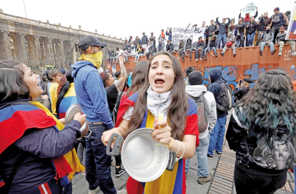 DESCONTENTO. Cientos de personas participan en un cacerolazo este viernes, en la Plaza Bolívar de Bogotá, donde hubo hechos de violencia.