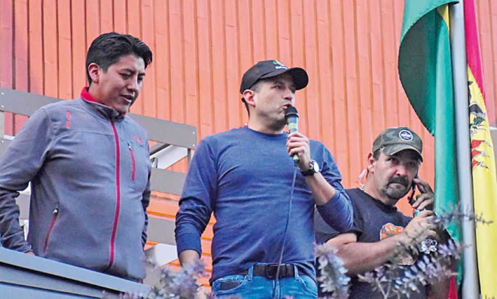 LÍDERES. Los titulares civicos Luis Fernando Camacho y Marco Antonio Pumari en una de las movilizaciones.