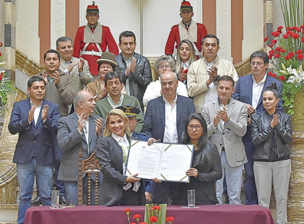 LÍDERES. Vista del acto de promulgación de la Ley de Convocatoria a elecciones generales promulgada por la presidenta Jeanine Áñez.
