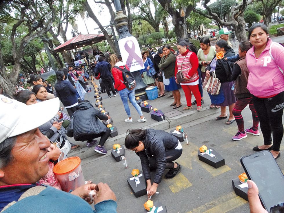 PLANTÓN. Más de 100 ataúdes se colocaron en la plaza 25 de Mayo para exigir justicia por los casos de feminicidio.
