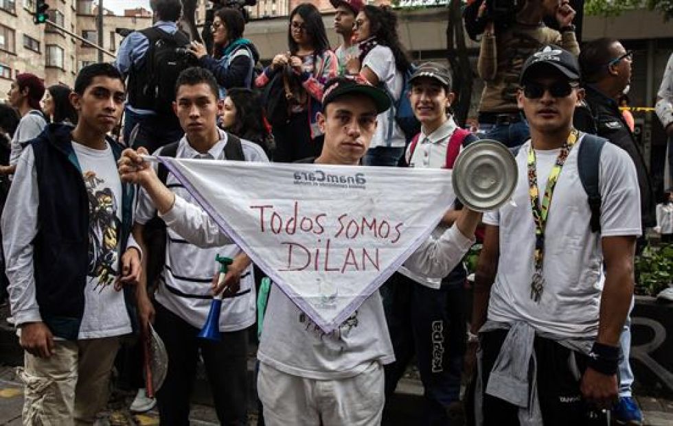 Jóvenes protestaron por la represión policial por la que un estudiante falleció este martes en Colombia.