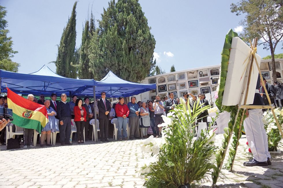 MEMORIAS. Los actos conmemorativos se realizaron a los pies del monumento a los fallecidos.