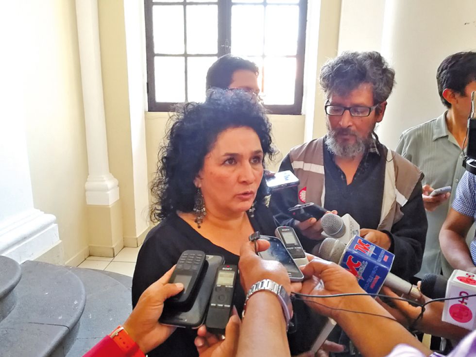 ACERCAMIENTO. La alcadesa Rosario López al salir de la reunión con autoridades de la Universidad San Francisco Xavier.