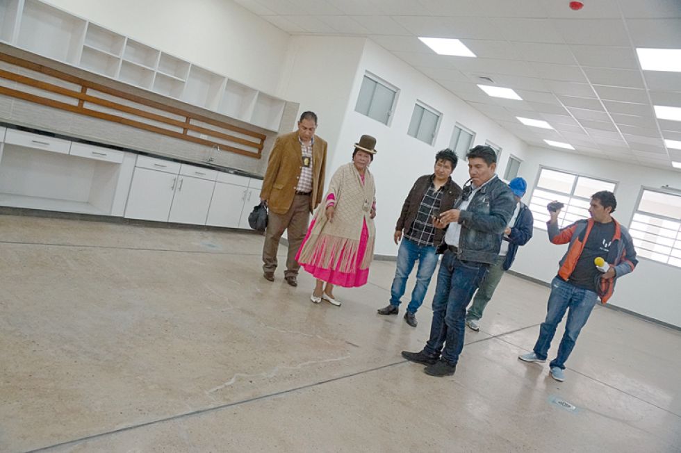 INSPECCIÓN. La ministra Martha Yujra recorrió por todos los ambientes del centro cultural.