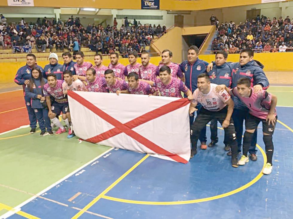 El equipo chuquisaqueño que anoche jugó en Oruro; abajo un pasaje del partido ante Fantasmas Morales Moralitos.