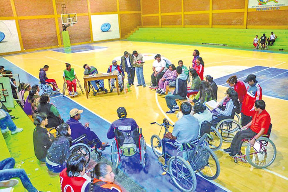 Las tardes de domingo los afiliados se reúnen en el coliseo Tito Álfred para cumplir con el torneo local.