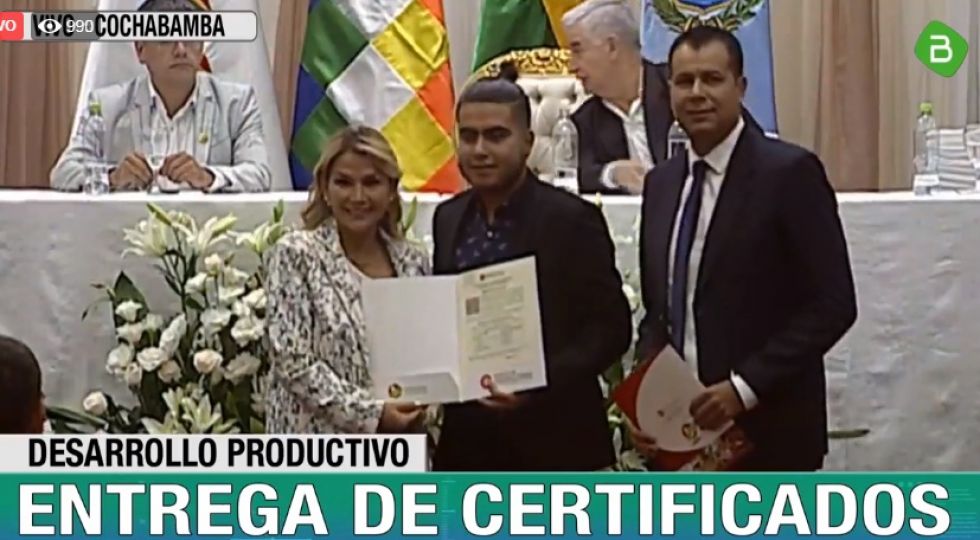 La presidenta Jeanine Áñez, en la entrega de certificados de producción nacional.