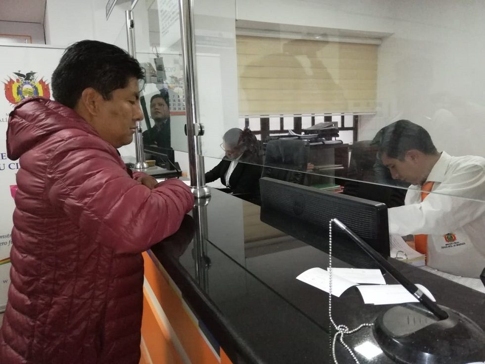El concejal Santiago Ticona presentó la denuncia contra el exalcalde Iván Arciénega.