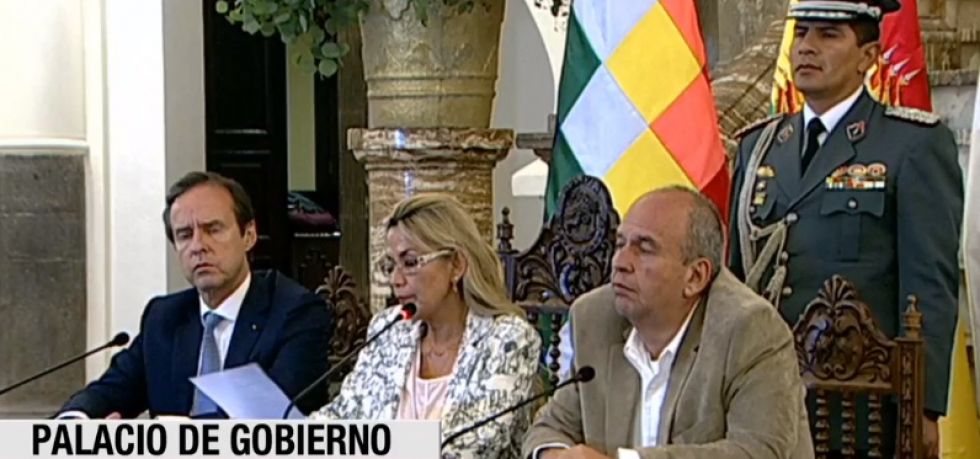 El expresidente Jorge Tuto Quiroga, la presidenta Jeanine Áñez y el ministro de Gobierno, Arturo Murillo.