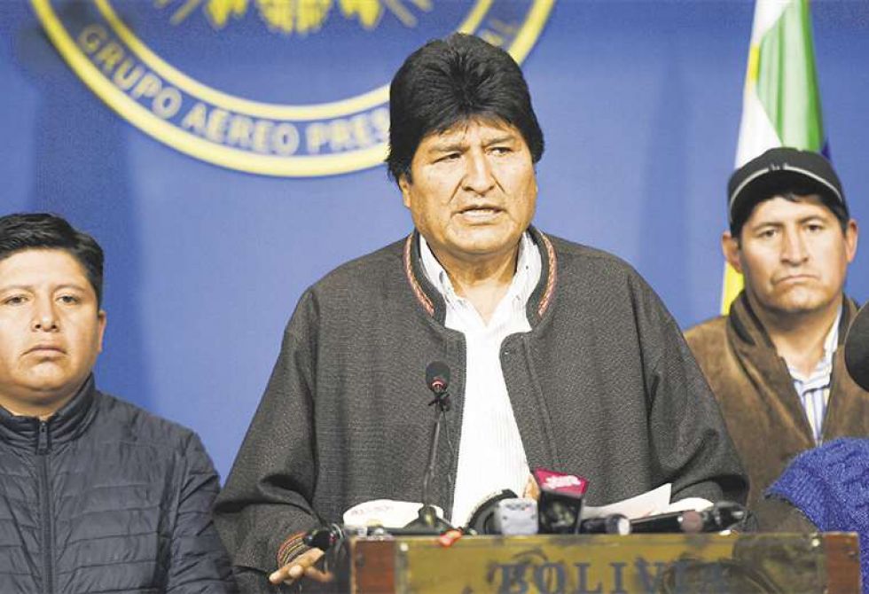 El día en el que Evo Morales llamó a una cumbre política, acompañado de algunos dirigentes..