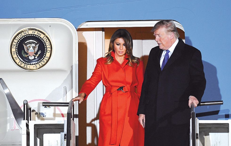 VIAJE. Donald Trump y su esposa Melania, durante su arribo a Londres donde se realizará la Cumbre de países de la OTAN.