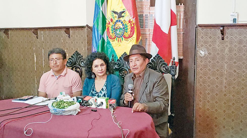 REUNIÓN. La Alcaldesa recibió al director del Fondo de Desarrollo Indígena Rafael Quispe.