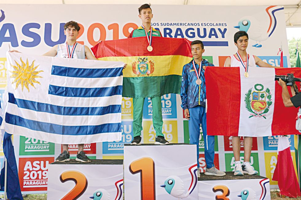 El tarijeño Alejandro Mejía (c) se ubicó en lo más alto del podio en la especialidad de salto alto ayer, en los Juegos Sudamericanos Escolares.