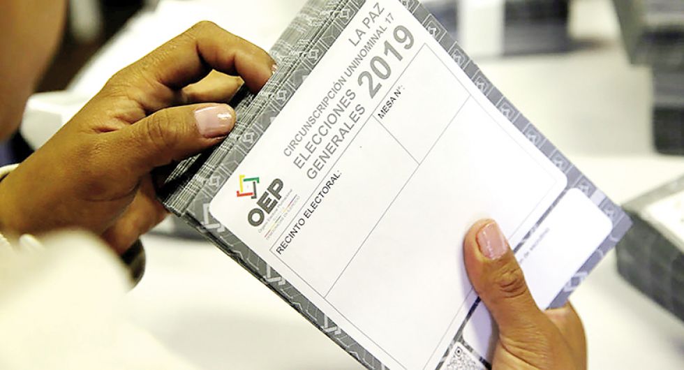 DEMOCRACIA. Uno de los votantes de las últimas elecciones generales, que fueron anuladas por el fraude electoral.