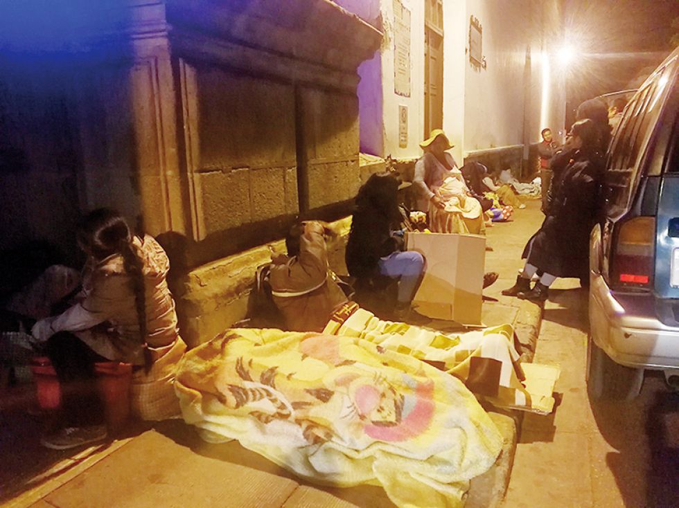 SALUD. Pacientes y familiares hacen fila en la puerta del Hospital Santa Bárbara.