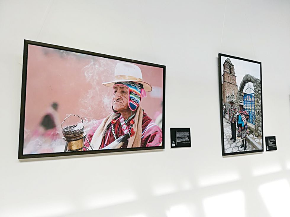 BOLIVIA. Muestra de culturas en fotos, instalada en uno de los salones de La Sombrerería.